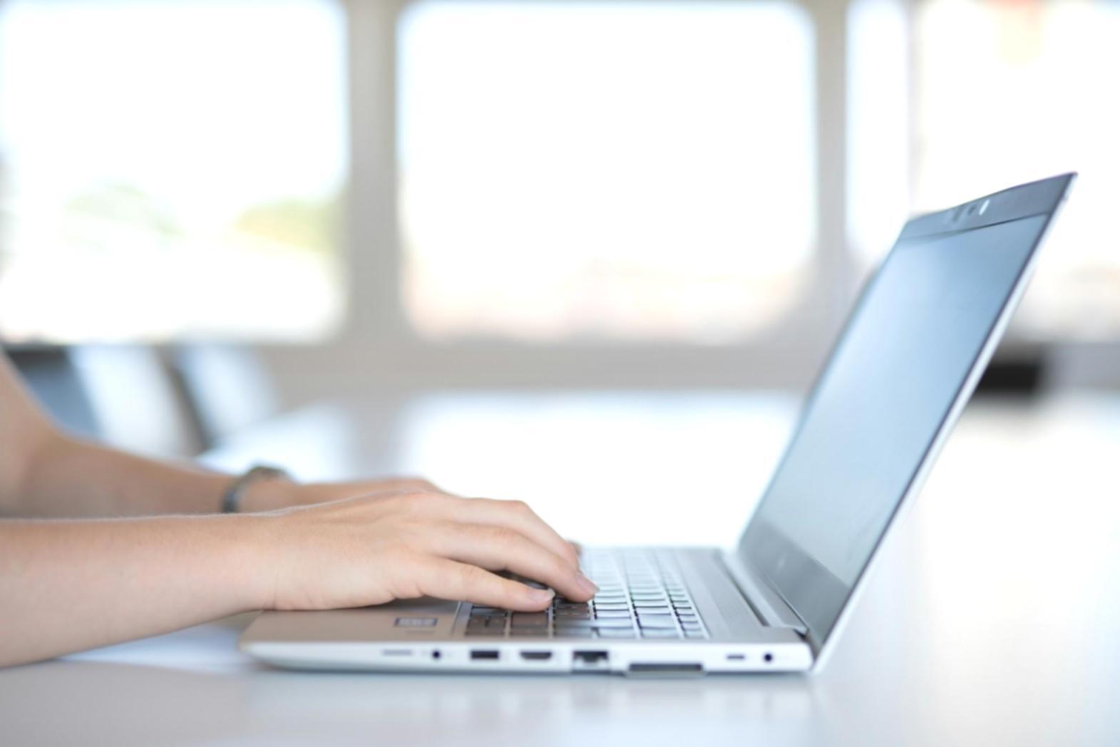 Interfață spreadsheet financiar cu grafice și date